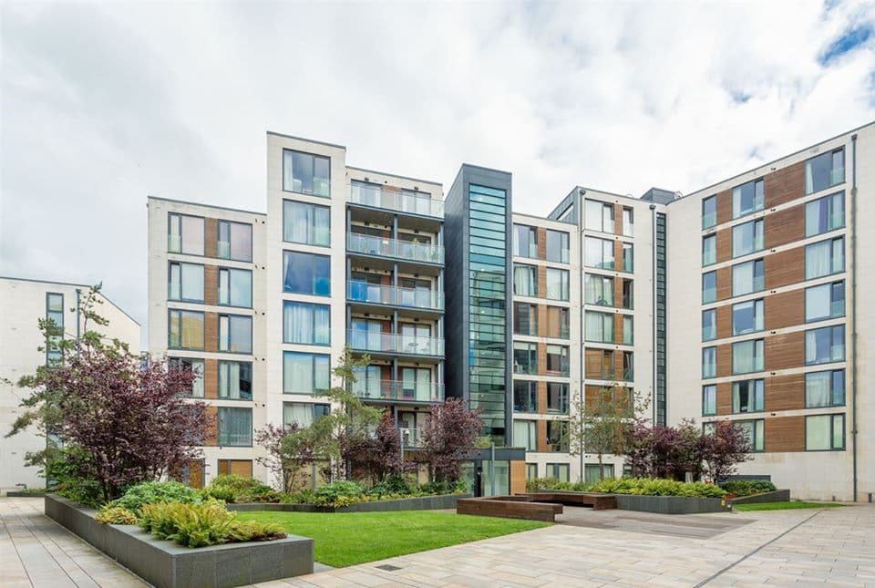Modern 2 bed 2 baths apt in D18